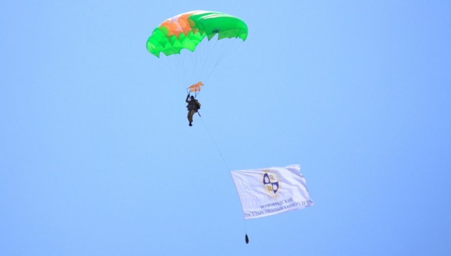 В Волгограде студенты осваивают парашютные прыжки